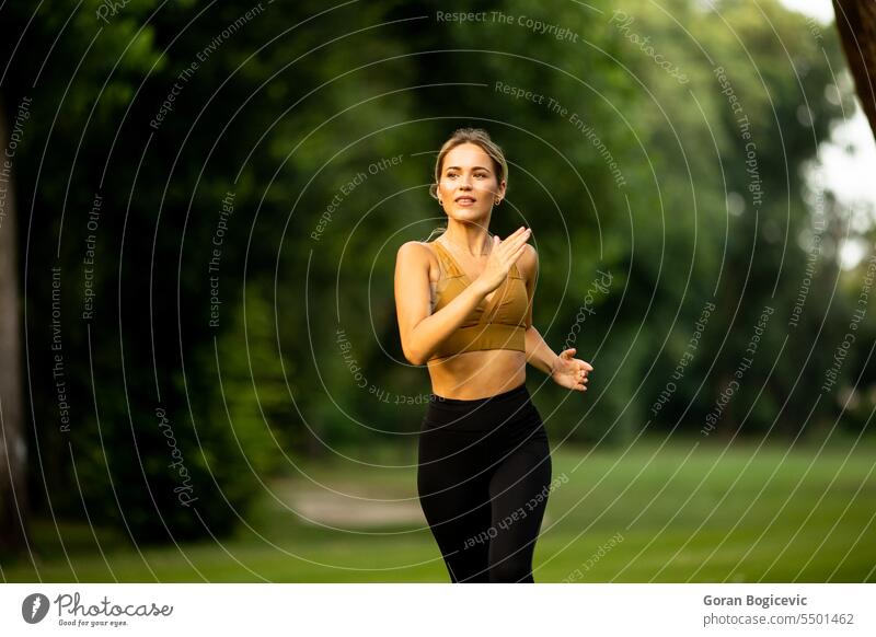 Hübsche junge Frau läuft im Park laufen Menschen Aktivität Aktion aktiv Erwachsener sportlich attraktiv attraktive Frau schön Herz Kaukasier Energie Übung
