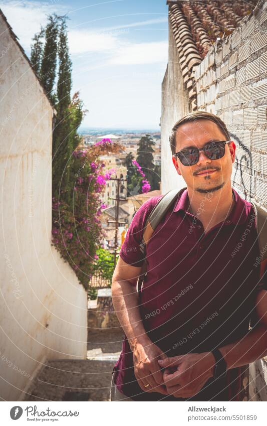 Mann mittleren Alters mit Sonnenbrille und weinrotem Poloshirt lehnt an einer Wand in Granada, Andalusien Spanien Sommer Hitze Schatten warten pausieren