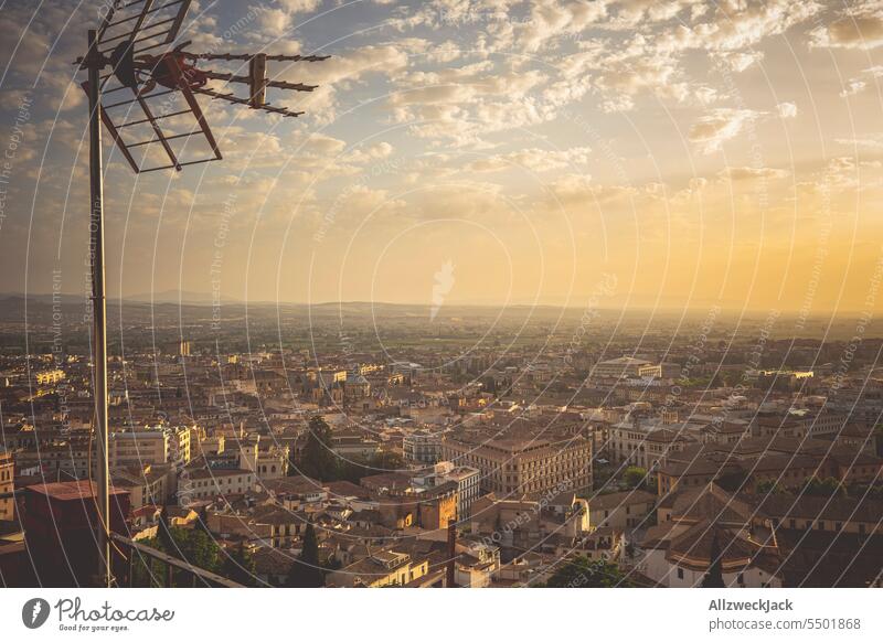 Fernsehantenne und Panoramablick über das historische Stadtzentrum von Granada in Andalusien zum Sonnenuntergang Spanien Altstadt Panorama (Aussicht) Antenne
