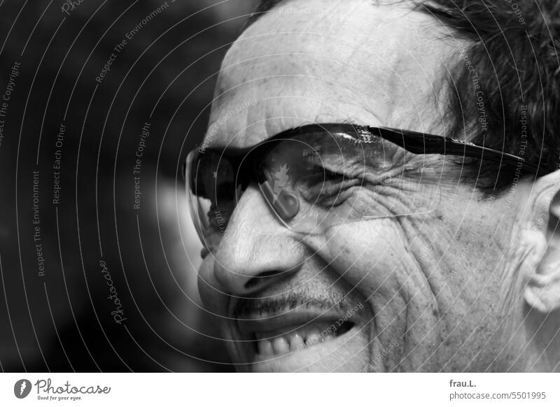 Freude Brille alt freundlich Portrait Bart Gesicht Porträt Mann Lachen Schutzbrille Fahrradbrille Gute Laune amüsiert Lächeln