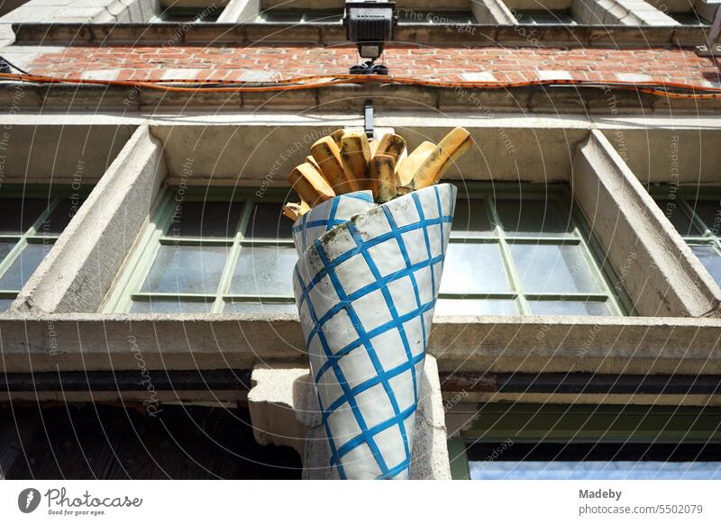 Überdimensionale Papiertüte mit Pommes Frites vor einem Imbiss in den Hassen der Altstadt von Gent in Ostflandern in Belgien Fritten French fries Tüte Snack