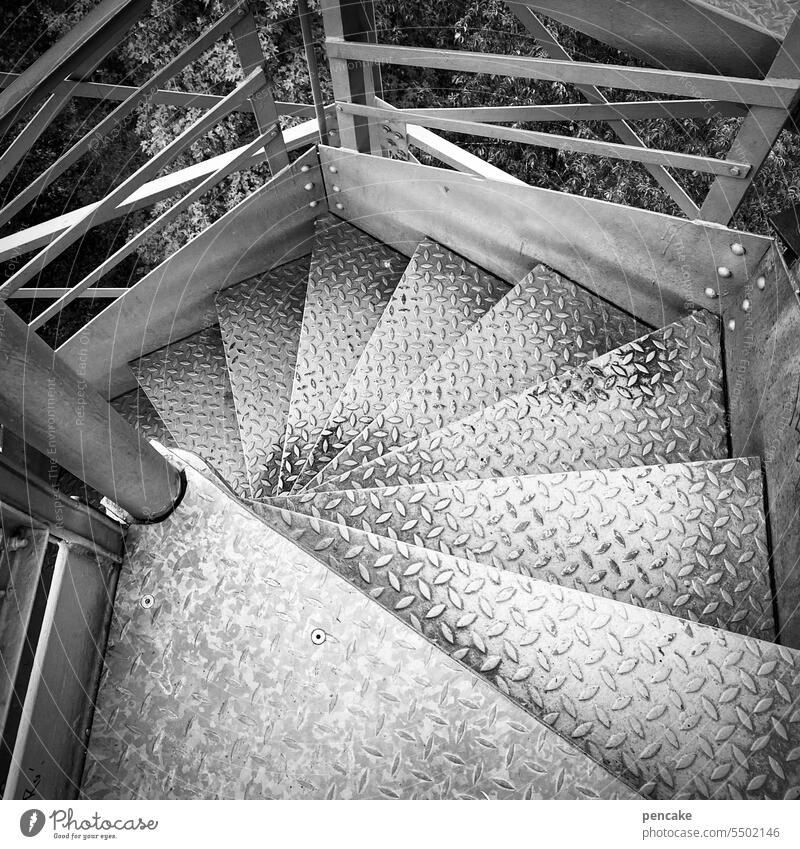 zähne zsmmnbßn | abstieg Turm hoch Treppe Stufen runter Angst eng steil Höhenangst hinunter fallen Abstieg Aussichtsturm Wilzenbergturm Schmallenberg Sauerland