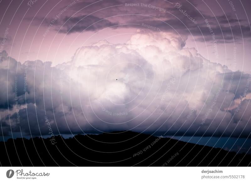 Auch Löcher halten nicht ewig  / Endzeitstimmung über dem Berg Wolkenfeld Natur Menschenleer Wetter Wolkendecke Wolkenwand Farbfoto Umwelt Tag Wolkenbild