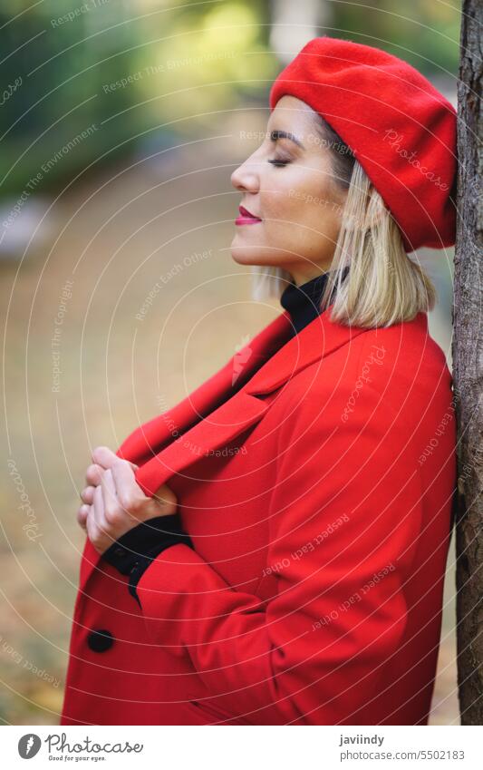 Stilvolle Frau in der Nähe von Baum im Herbst Park Straße feminin elegant Freizeit friedlich Weg fallen Laufsteg Outfit Stadt Mode rot Dame Baskenmütze Mantel