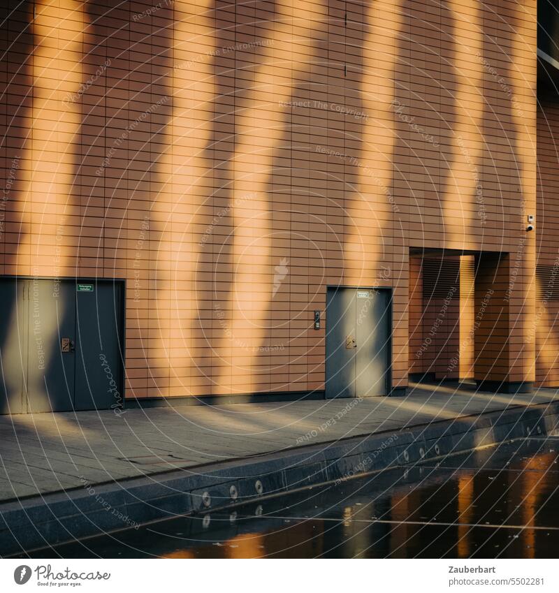 Vertikale Lichteffekte und Schatten auf einer modernen Fassade vertikal Berlin beige braun Spiegelung Architektur Reflexion & Spiegelung Gebäude Hochhaus urban