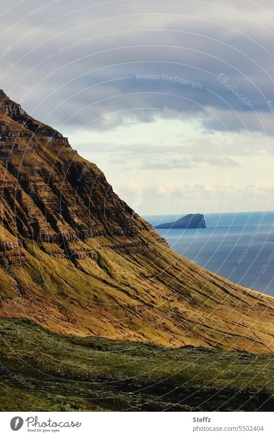 Blick auf Nordatlantik von der Färöer Insel Streymoy Atlantik Färöer Inseln Färöer-Inseln Färöerinseln Schafsinseln Norðadalsskarð Viewpoint Ozean