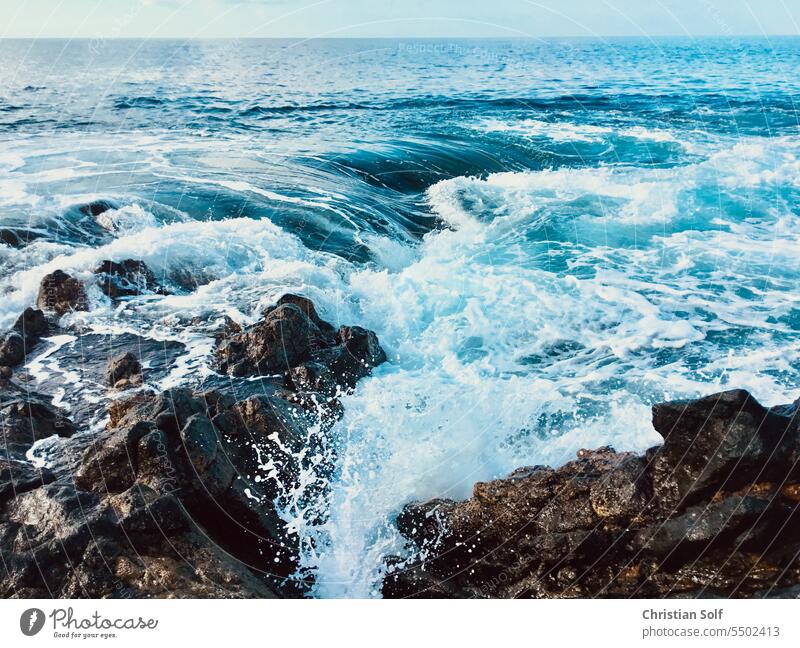 Atlantik bei Teneriffa - Blaues Meer Wellen Gischt trifft auf Brandung Wasser Kanarische Inseln Felsen Steine Natur Landschaft Spritzer blau weiß Azur Küste