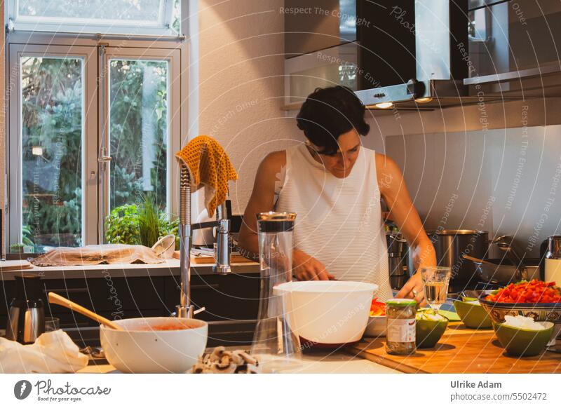 Drinkje bej Inkje | Die Gastgeberin in ihrem Element - Frau steht in der Küche und schneidet Gemüse stehend schneiden kochen vorbereiten Lebensmittel Ernährung