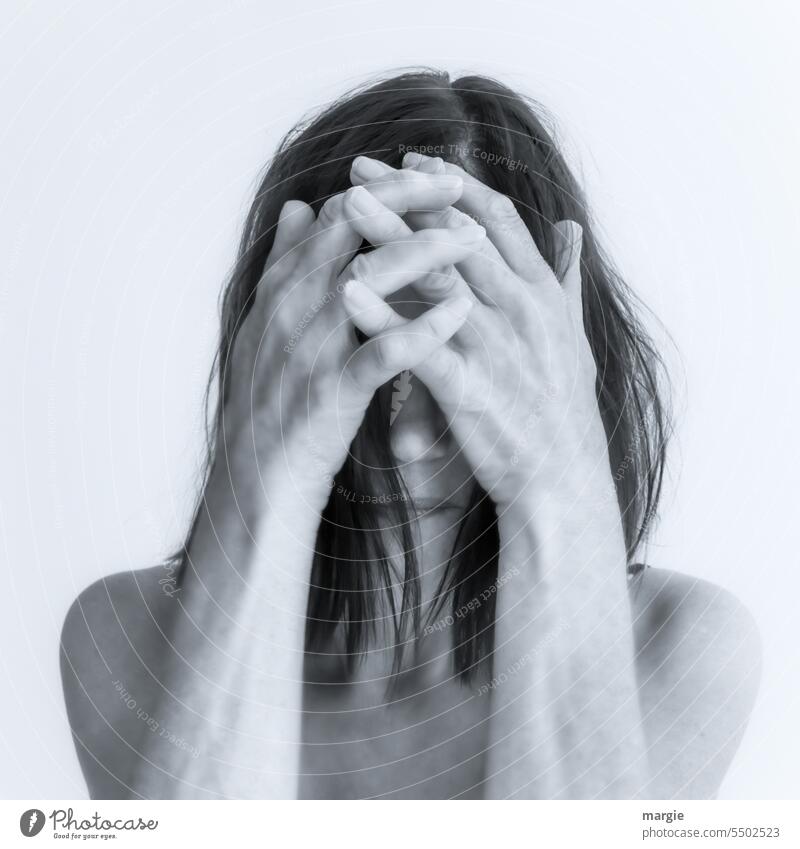 Eine verzweifelte Frau Porträt feminin Gesicht Verzweiflung Mensch Erwachsene Traurigkeit Gefühle Enttäuschung Trauer Sorge Einsamkeit Schmerz Erschöpfung