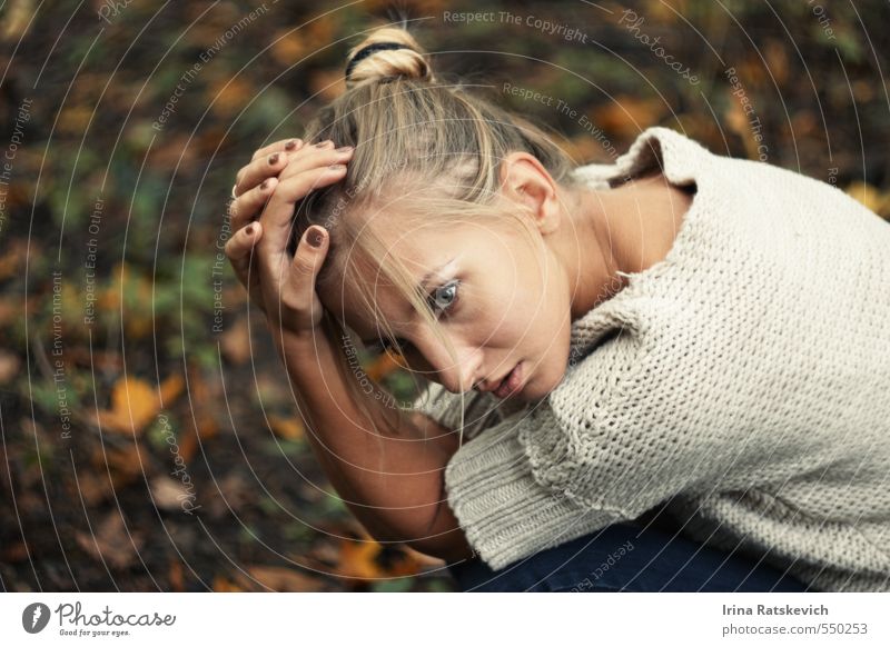 1 Junge Frau Jugendliche Haare & Frisuren Gesicht Hand Mensch 18-30 Jahre Erwachsene Natur Herbst Gras Park Denken Blick träumen kalt dünn schön trist Stimmung