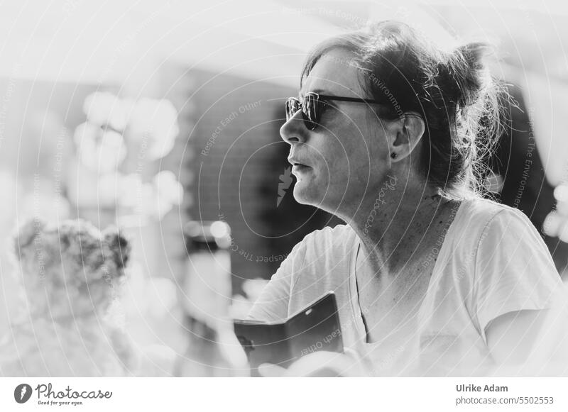 Drinkje bej Inkje | Frau mit Sonnenbrille und Smartphone in der Hand. Lichtdurchflutetes schwarzweiß Portrait Freundlichkeit natürlich Optimismus Fröhlichkeit