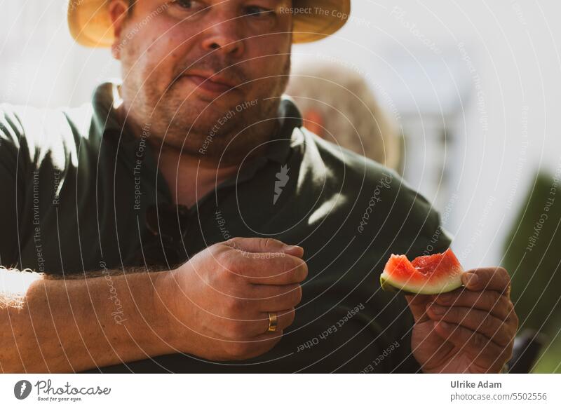 Drinkje bej Inkje | Vitamine tanken ;-) - Mann hält ein Stück Wassermelone in der Hand und schaut schelmisch zur Seite 1 gesund Hände Gesunde Ernährung frisch