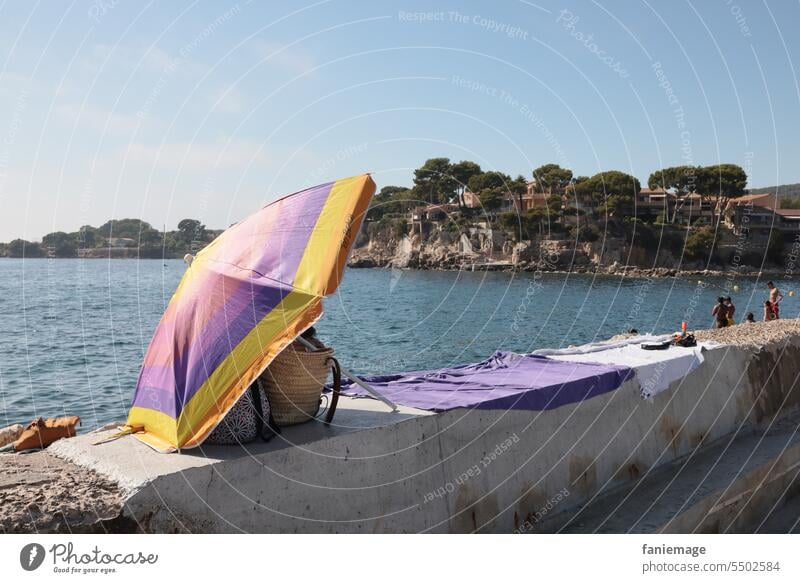 lila Laune in Bandol Schirm Sonnenschirm Strand Provence Cote d'Azur Frankreich Südfrankreich gestreift Meer Accessoire stylisch relaxen Bad Badekultur baden