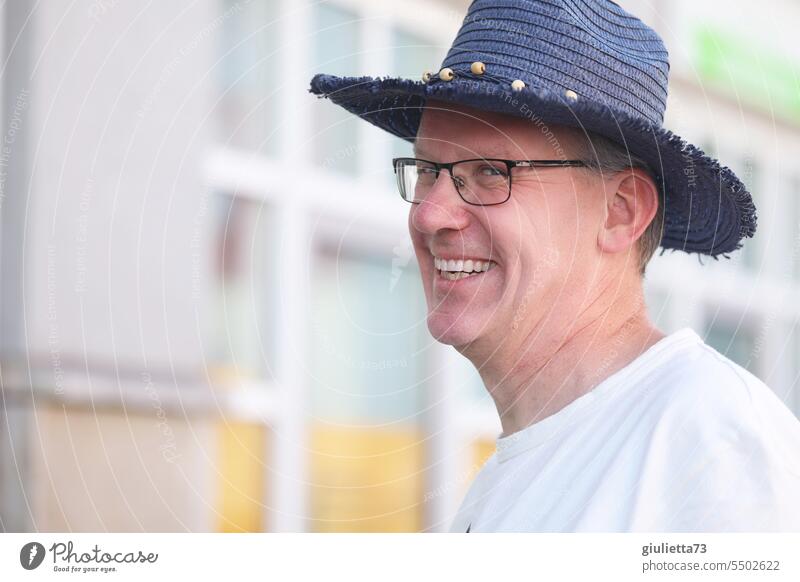 Drinkje bej Inkje | Fröhlicher, lachender Mann mit Brille und Hut unterwegs in der Stadt Porträt Mann mittleren Alters Außenaufnahme Farbfoto 50 plus Glück