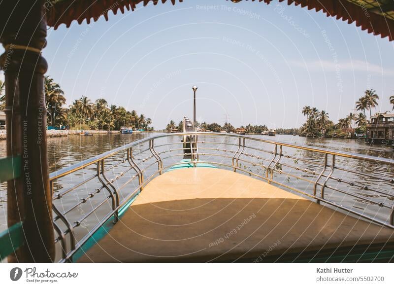 Der Bug eines Bootes in den Backwaters von Alappuzha Bootsfahrt Wasserfahrzeug Ferien & Urlaub & Reisen Ausflug Meer Farbfoto Abenteuer Tourismus Ferne Sommer