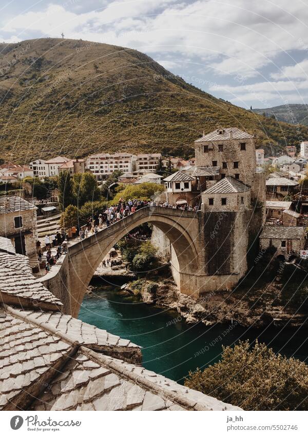 Brücke in der Altstadt von Mostar Brücken Fluss blau Wasser Bosnien Bosnien-Herzegowina Überqueren reisen Reisender Reisefotografie Tourismus Tourist