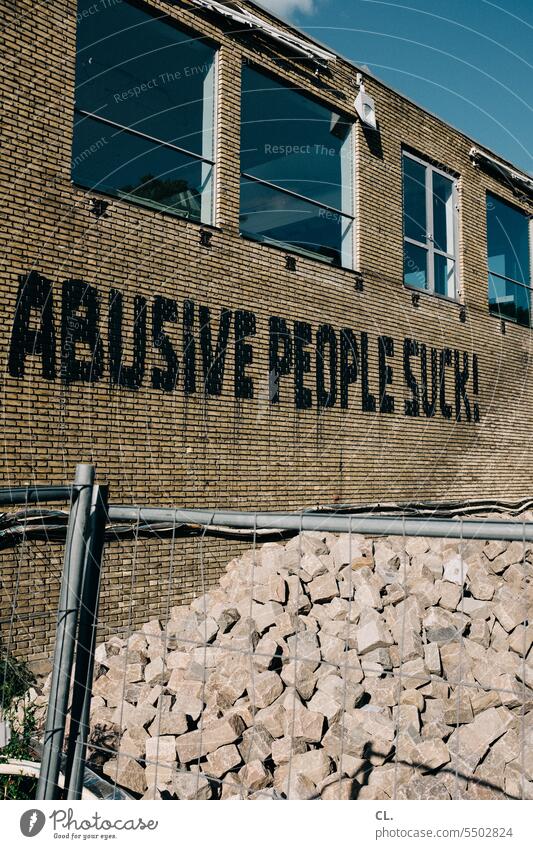 abusive people suck Ruine Missbrauch Steine psychische Gesundheit Graffiti Schriftzeichen psychische gewalt Manipulation Psychologie Baustelle Mauer Buchstaben