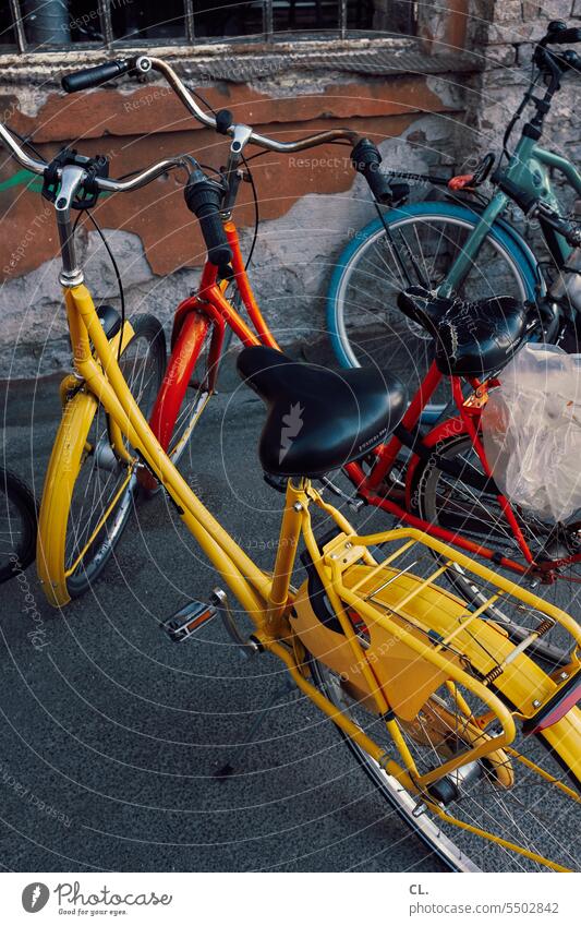 bunte fahrräder Fahrrad Fahrradfahren Verkehrsmittel Mobilität gelb orange blau Straßenverkehr Sattel parken gepäckträger Verkehrswende