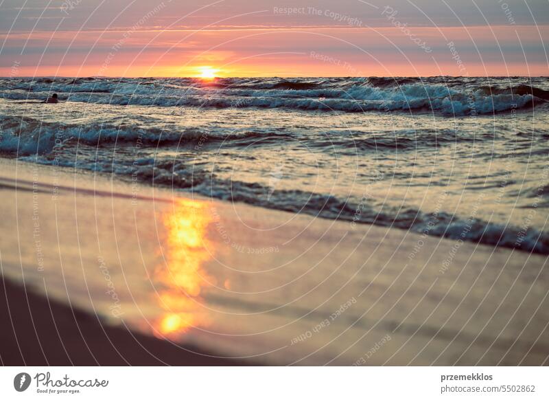 Sonnenuntergang oder Sonnenaufgang über dem Meer Wellen am Strand. Sonnenlicht-Reflexionen. Dramatische Szene. Sommerstimmung MEER Ferien reisen winken