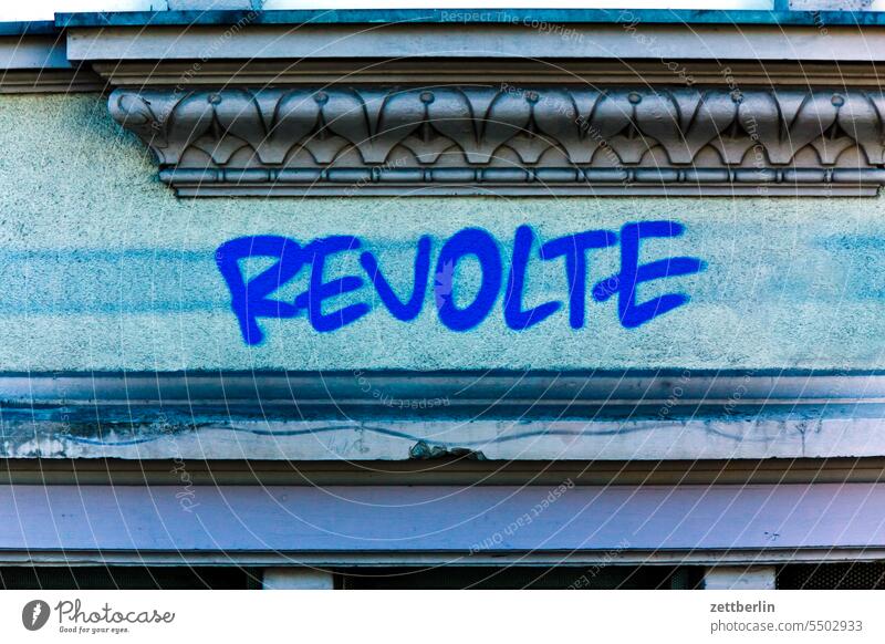 Revolte abstrakt altstadt aussage bauwerk begriff botschaft buchstabe bucschrift einzelbuchstabe farbe fußgängerzone gebäude gesprayt grafitti grafitto hanse