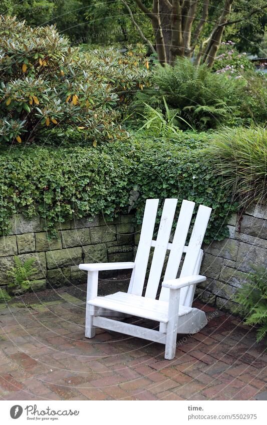 immer wieder | mal ein freier Stuhl im Park Sessel Mauer Sitzgelegenheit weiß schwer lackiert Pflanzen Umwelt gepflastert Pause erholen ausruhen Natur ruhig