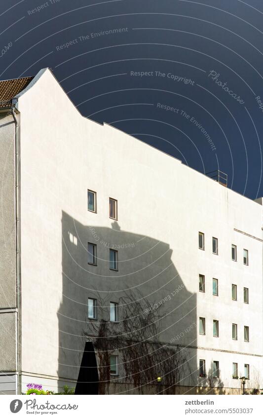 Gebäude in der Stadt altbau architektur außen berlin brandmauer büro city deutschland fassade fenster gebäude hauptstadt haus himmel hinterhaus hinterhof