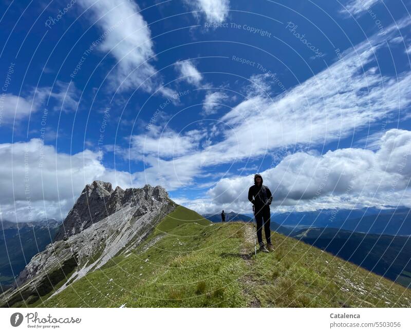 Wanderer in alpiner Landschaft Tageslicht Schönes Wetter Natur Umwelt Felsen Himmel Berge Gipfel Gebirge Wolken Alpen Pfad wandern Urlaub Berge u. Gebirge