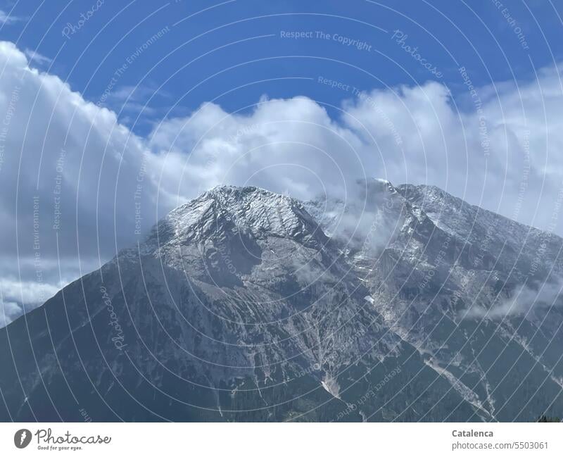 Wettereinbruch mit Neuschnee auf den Berggipfeln im Juni Alpen Wolken Landschaft Gipfel Gebirge Berge Himmel Schneebedeckte Gipfel Umwelt Felsen Tag Natur