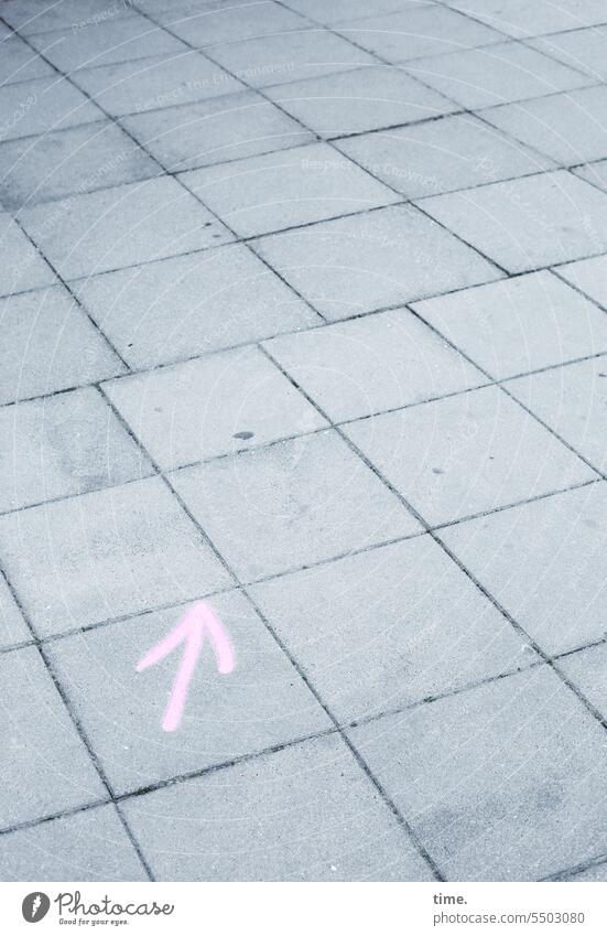 Drinkje bej Inkje | hier längs Pfeil Straßenpflaster Zeichen Bodenplatte Richtung Orientierung rosa grau Grafitti aufgemalt urban Bürgersteig Gehweg Quadrate