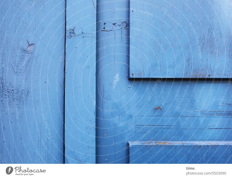 Drinkje bej Inkje | Entrées (59) Tür blau Holz trashig Kassettentür Maserung Eingang übermalt verschlossen zu Türflügel Detailaufnahme Gebäude Fassade