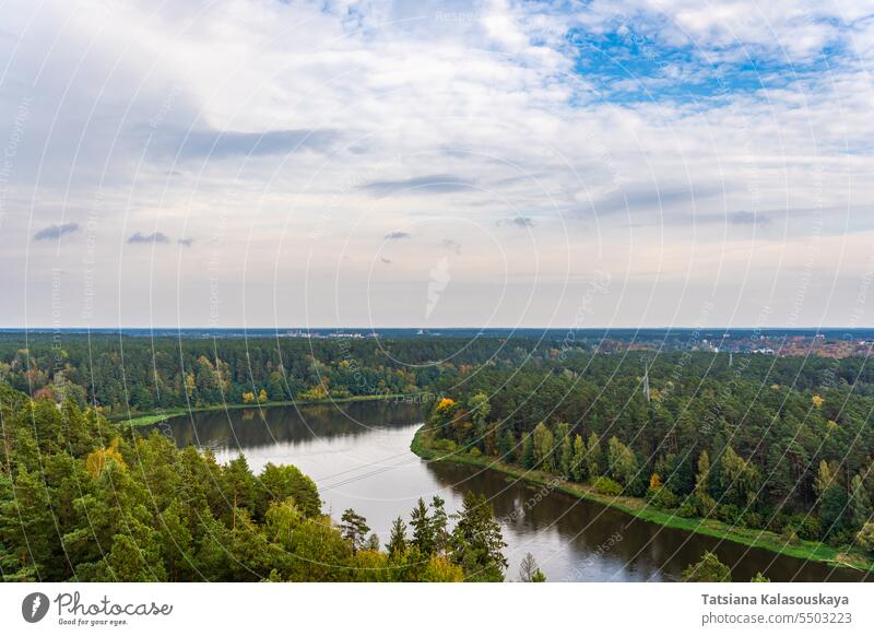 Neman Flusslandschaft im Herbst: Luftbildfotografie. Nemunas, Druskininkai, Litauen Antenne Ansicht Dröhnen fallen Laubwerk Wald Bäume Landschaft Natur