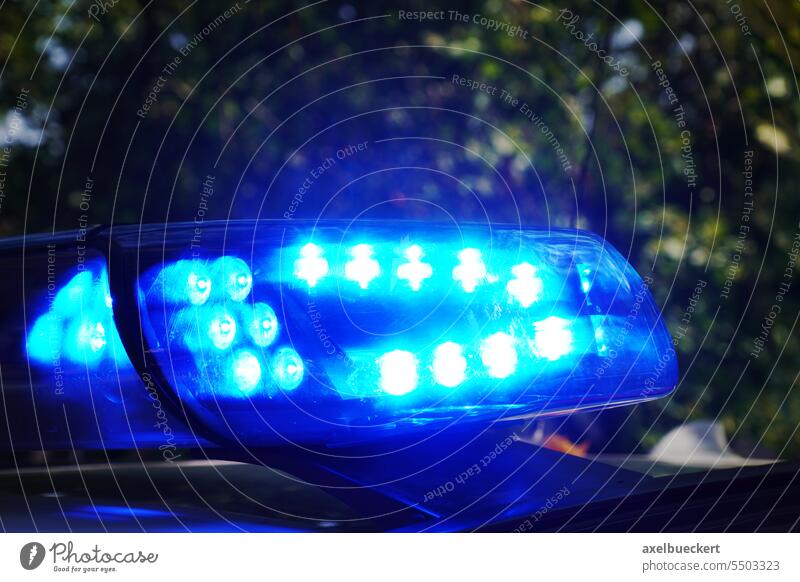 Blaulicht am Polizei- oder Rettungsfahrzeug bei Nacht blaues Licht Notlicht PKW Notfall retten Fahrzeug Verbrechen dunkel Deutschland blaulicht Dach Top