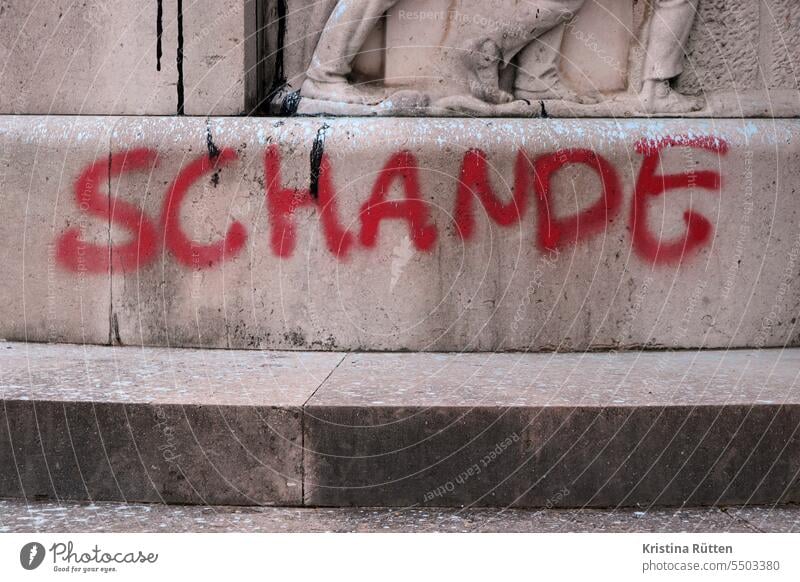 schande blamage anklage protest schriftzug beschriftung graffiti denkmal sockel cancel culture beschriftet beschmiert