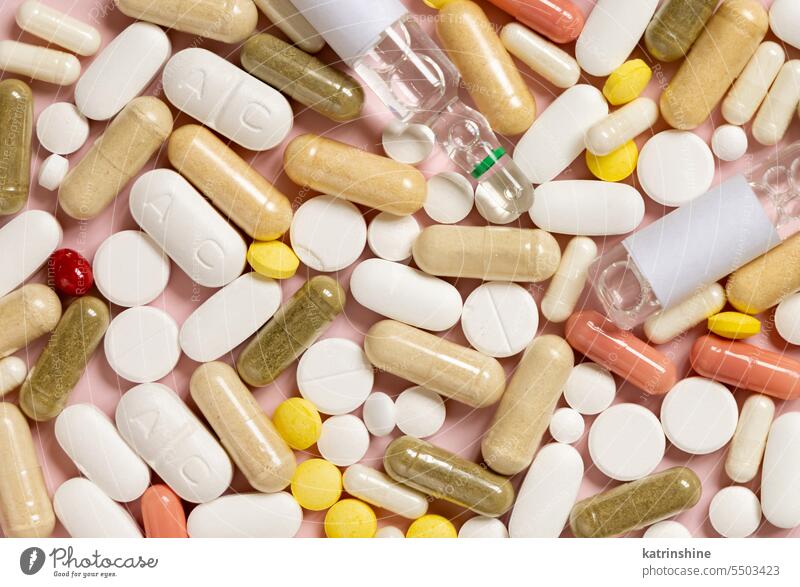 Mischung aus medizinischen Kapseln und Pillen auf hellrosa Draufsicht. Medizinische Behandlung Pharma Vitamine Antibiotikum Gesundheit weiß Verschreibung