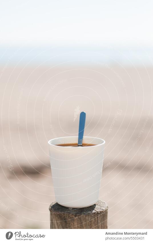Kaffee am Meer Kaffeetasse Kaffeepause Kaffeebecher MEER Seeküste entspannend langsame Bewegung langsames Leben Guten Tag Strand friedlich ruhig Stillleben