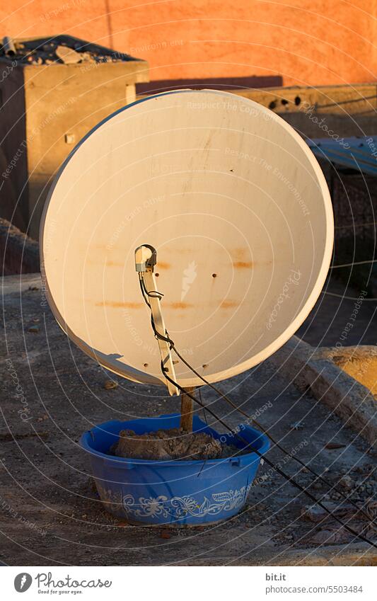 grenzwertige l Satellitenschüssel Befestigung Satellitenantenne Schüssel Antenne Haus Dach Gebäude Stadt Fernsehen Marokko Essaouira Technik & Technologie