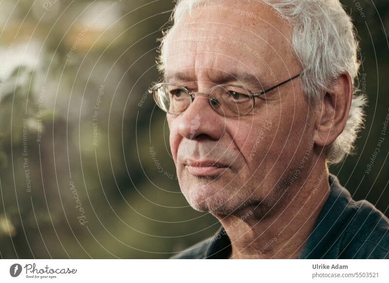 Drinkje bej Inkje | Einen Moment nachdenken - Mann mit Brille und grauem  Haarschaut nachdenklich natürlich Leben 60 und älter Gesicht authentisch Senior