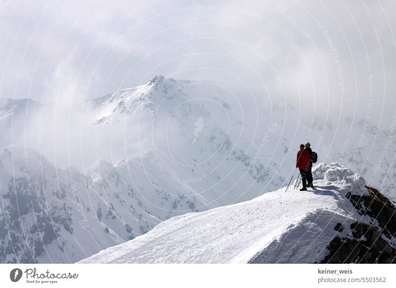 Zwei Wanderer als Gipfelstürmer auf einer Spitze der Alpen im Schnee Gebirge alpen schnee gipfel allgäu anonym oberstdorf Personen landschaft berge bayern