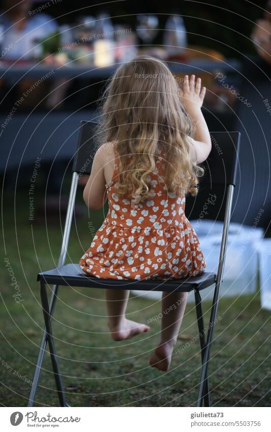 Drinkje bej Inkje | Rückansicht eines kleinen Mädchens mit langen Haaren, das umgekehrt auf einem Stuhl sitzt langhaarig Kleid Barfuß Garten Party Sommer