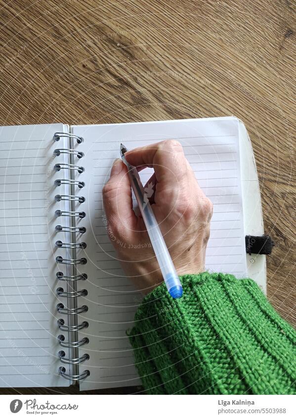 Frau schreibt in ein Tagebuch schreibend Mitteilung Typographie Wort blau Text Hand Beteiligung Schreibstift Journal Papier Schule zurück zur Schule Notebook