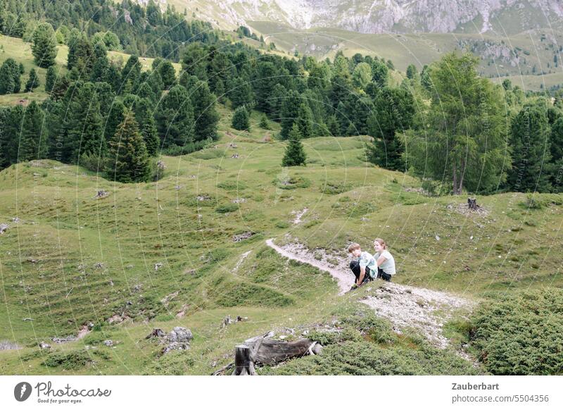 Bergpanorama, Wanderweg mit Kindern, Alm, Idylle, grüne Wiese, Bergpanorama im Hintergrund Weg Alpen Panorama Gipfel Wolken Landschaft Südtirol wandern