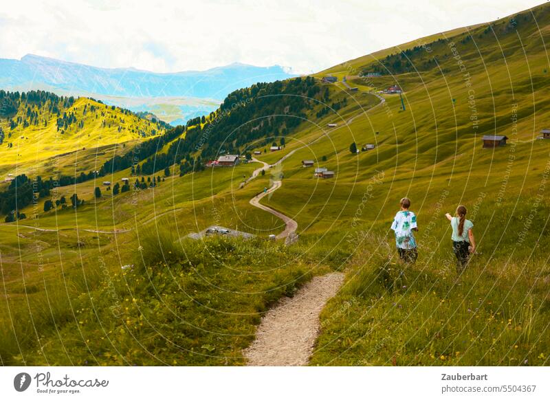 Bergpanorama, Wanderweg mit Kindern, Alm, Idylle, grüne Wiese, Bergpanorama im Hintergrund Weg Alpen Panorama Gipfel Wolken Landschaft Südtirol wandern