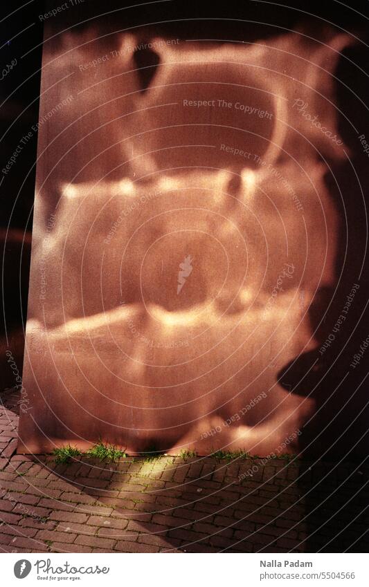 Direktes und indirektes Sonnenlicht analog Analogfoto Farbe Farbfoto Licht Reflexion Schatten Linie Lichtgebilde Richard Serra Metall Platte Kunst
