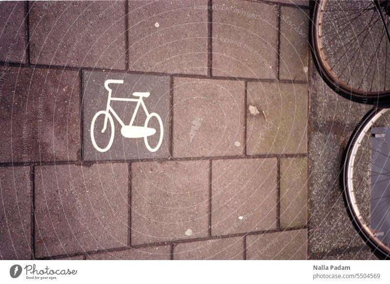 Fahrräder auf der Straße analog Analogfoto Farbe Farbfoto Fahrrad Fahrradweg Zeichen Reifen Felge Mantel Außenaufnahme Speichen Detailaufnahme Fahrradreifen