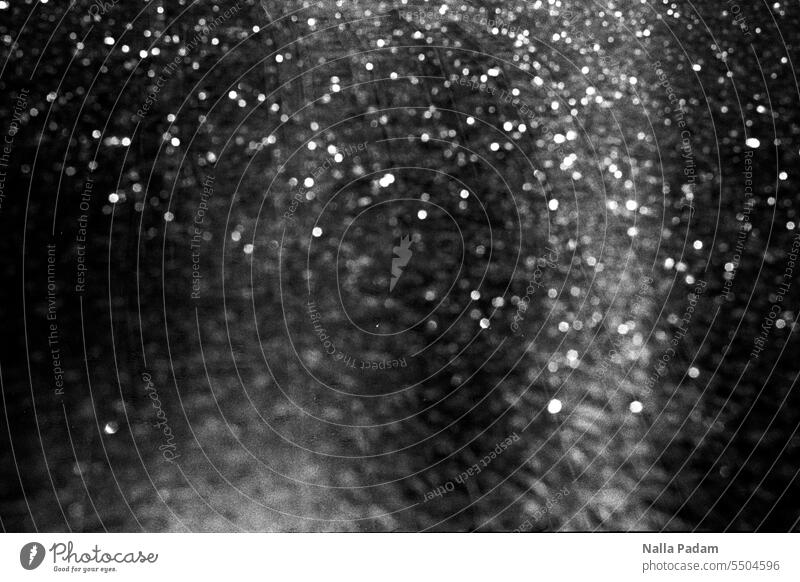 UT: Bock auf Bochum - Lichtpunkte im Glas analog Analogfoto sw Schwarzweißfoto Punkt Reflexion dunkel hell Verteilung menschenleer Außenaufnahme schwarzweiß
