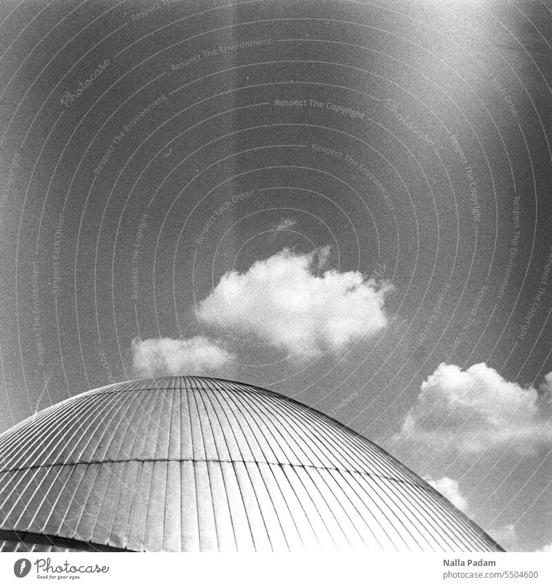 UT: Bock auf Bochum - Wolken und Planetarium analog Analogfoto sw Schwarzweißbild Architektur Kuppel Linie Bogen Metall anne Castroper