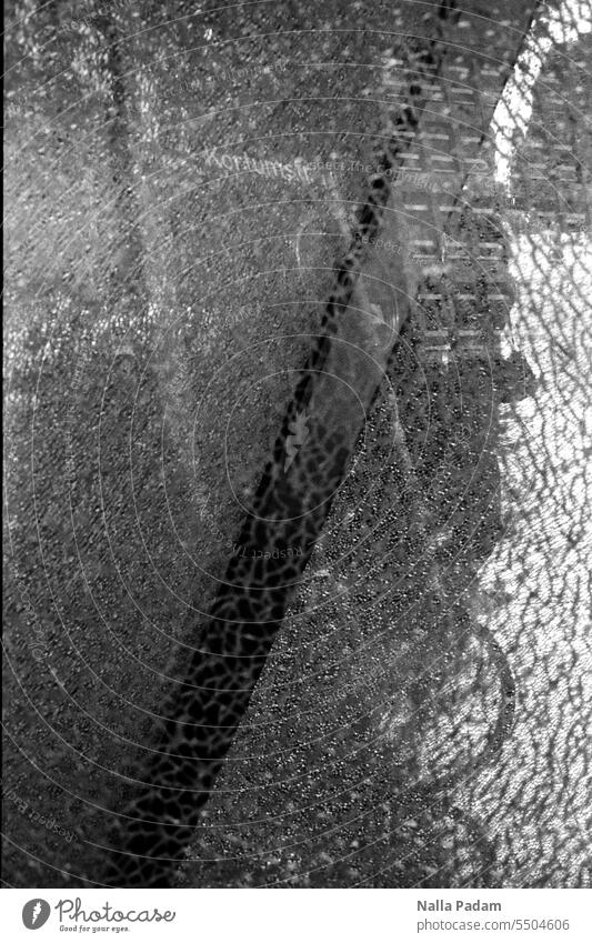 Stadtansicht durch gesprungenes Glas analog Analogfoto sw Schwarzweißfoto schwarzweiß Risse Straßenschild Gebäude Architektur Außenaufnahme Ruhrgebiet