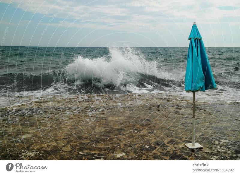 Sonnenschirm an Strandbad mit starkem Seegang - ein lizenzfreies Stock Foto  von Photocase