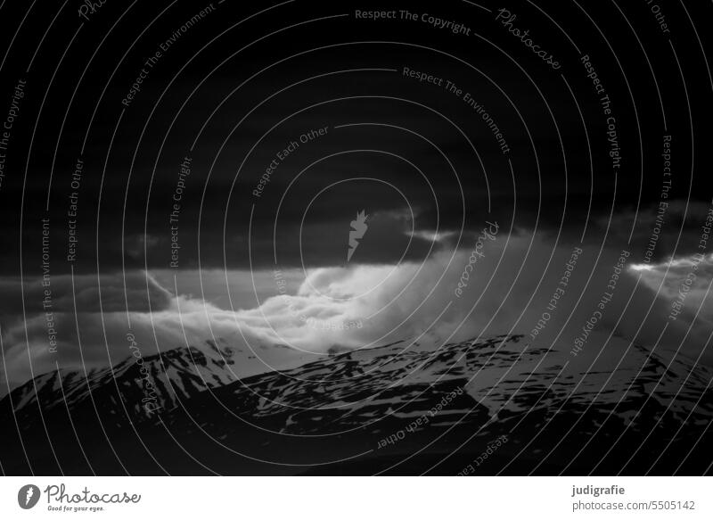 Island mit dunklem Himmel Berge u. Gebirge Schnee Landschaft Schneebedeckte Gipfel kalt Klima Natur Wolken Stimmung dunkel natürlich bedrohlich