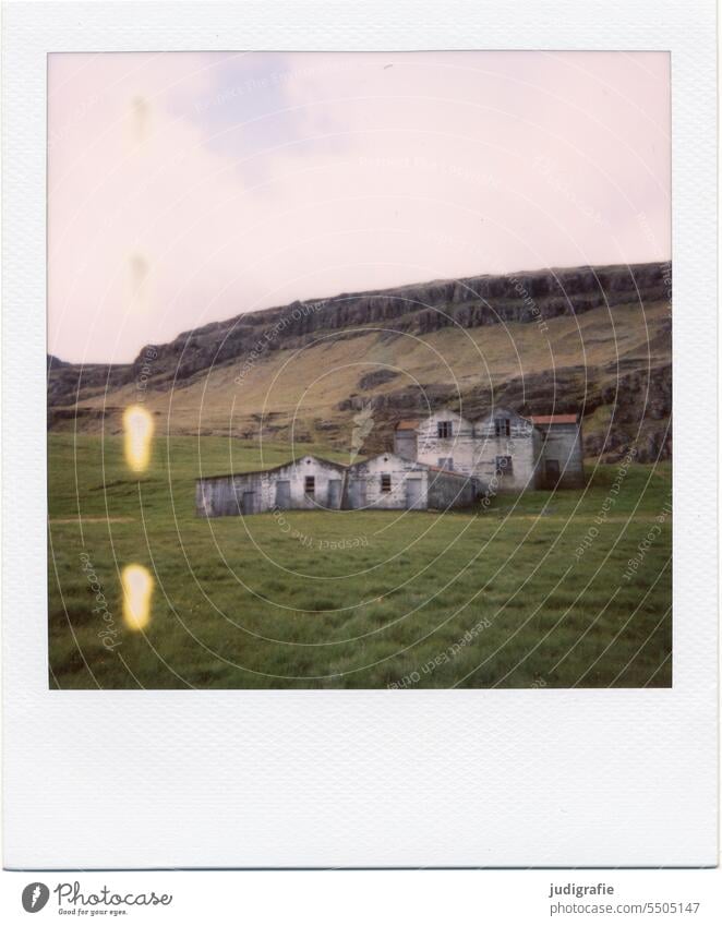 Polaroid eines isländischen Hauses Island wohnen Gebäude Architektur Stimmung Häusliches Leben Einsamkeit Landleben Stall Stallungen Wohnhaus Hof Fenster